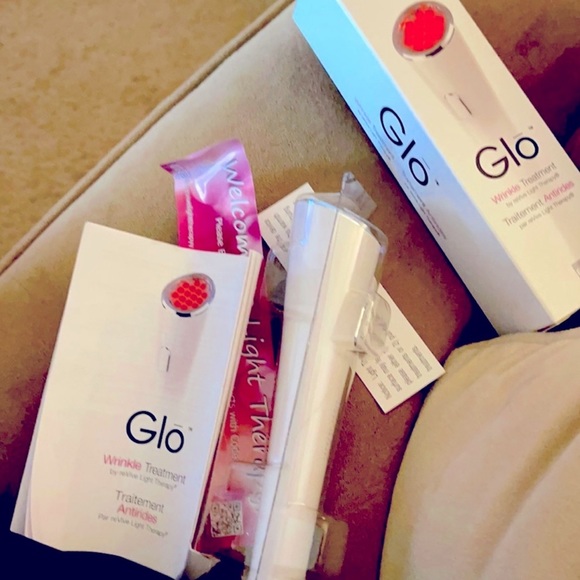 ReVive light therapy skin treatment tool - Picture 2 of 4